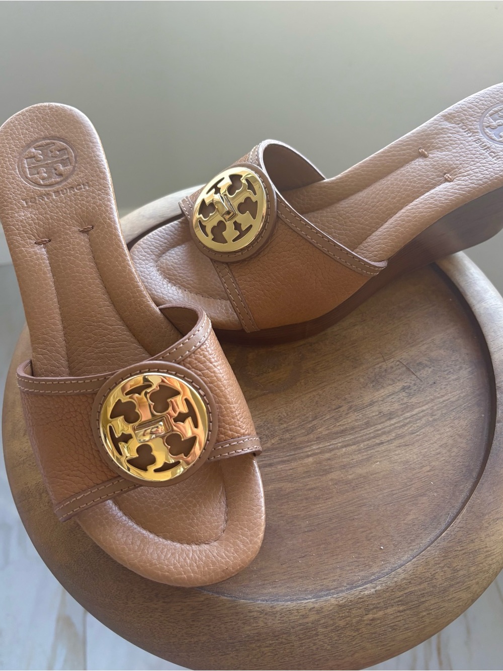 NEW Tory Burch SELMA Tan Leather Wedge Slides Gold Logo Medallions shoes 7.5M - Picture 5 of 9